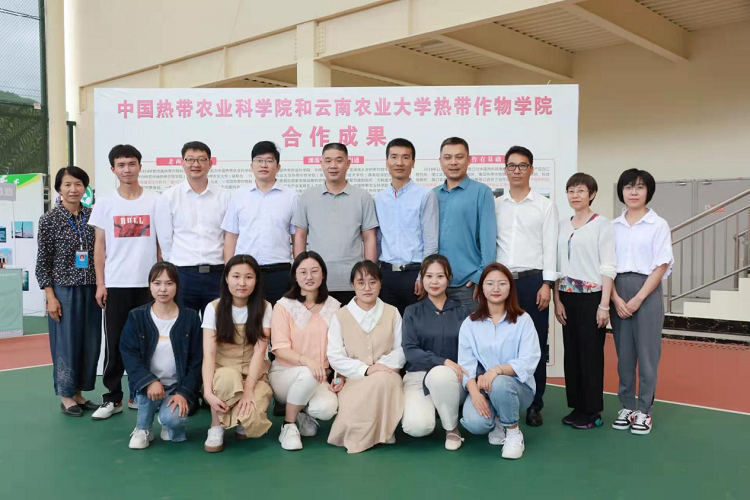 导师代表与学生代表合影.png