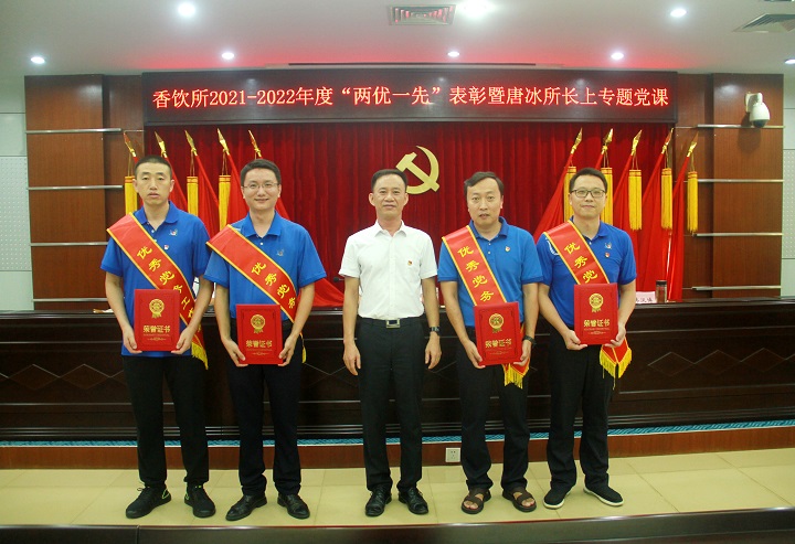 韩汉博给优秀党务工作者颁奖.jpg