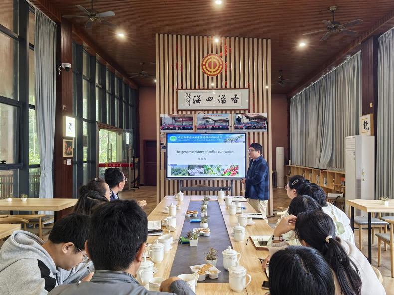 廖振阳博士作报告.png